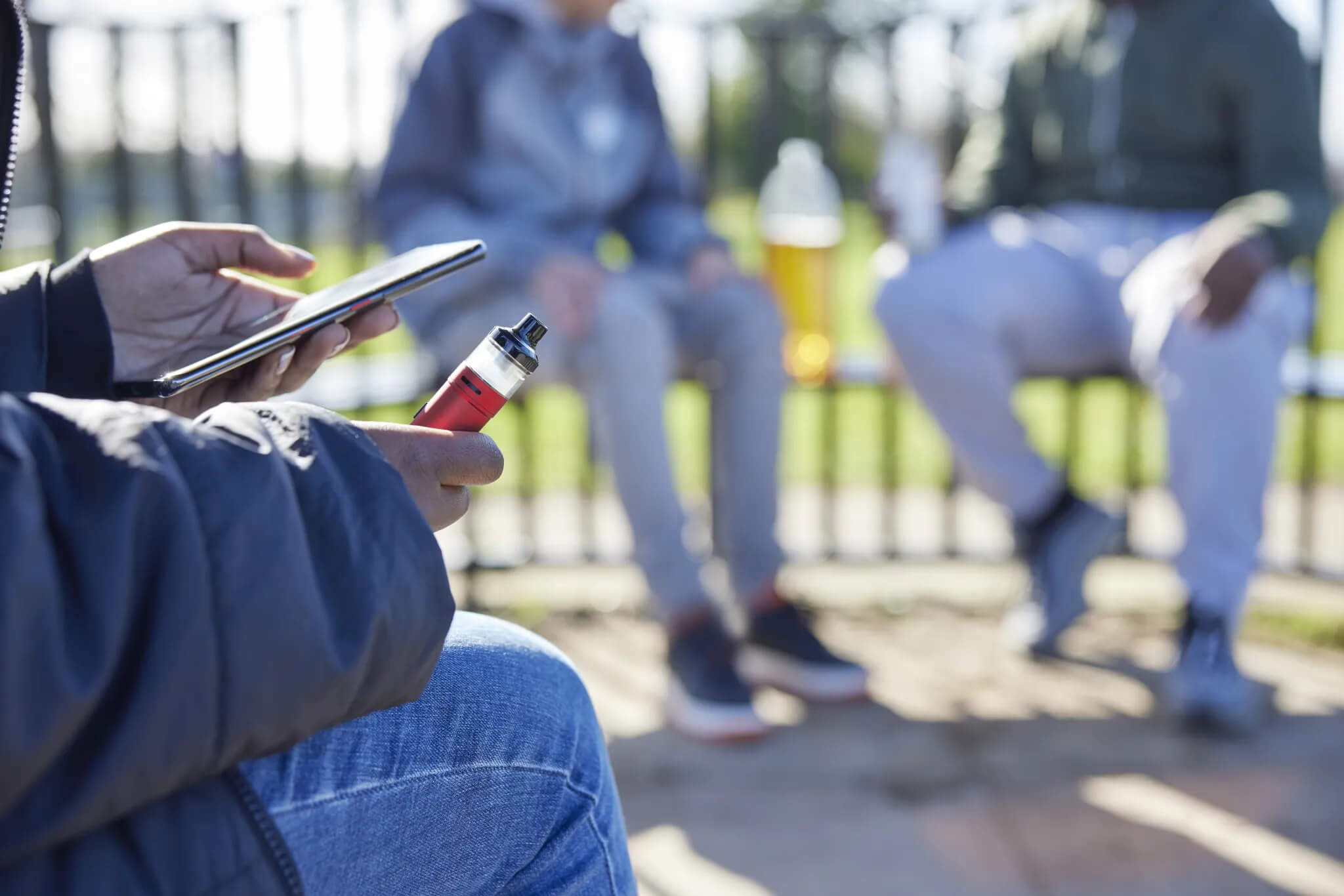 Teenagers-mobile-phone-vaping